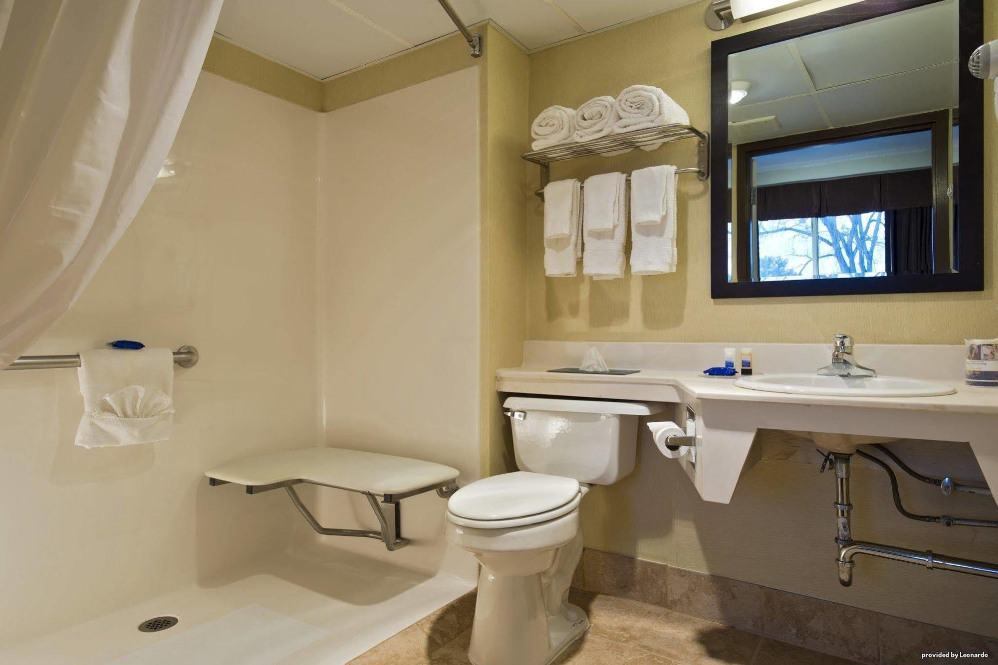 Double Room with Roll-in Shower - Mobility Accessible/Non-Smoking