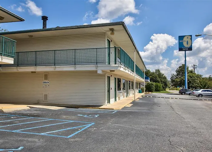Hotel near College: Luxury Inn By Oyo Albany